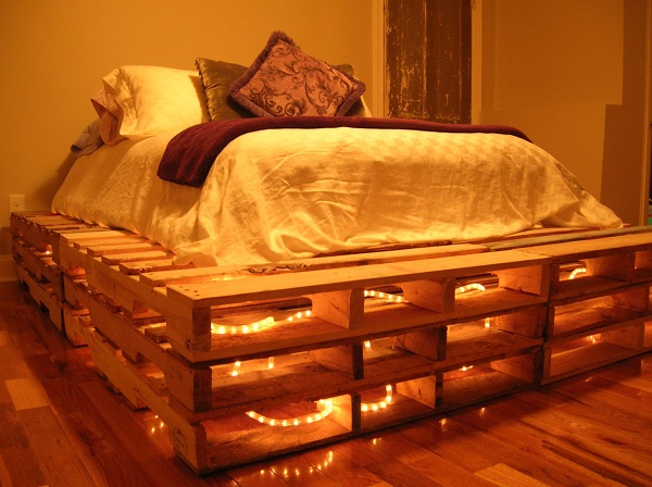 Giường ngủ pallet DIY có đèn