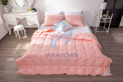 Ruột chăn lông vũ Vinadown mỏng màu hồng in hoa