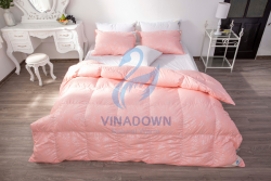 Ruột chăn lông vũ Vinadown dày màu hồng in hoa