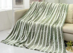 Chăn tuyết lông thỏ Pompon kẻ sọc mã 01 màu xanh lá