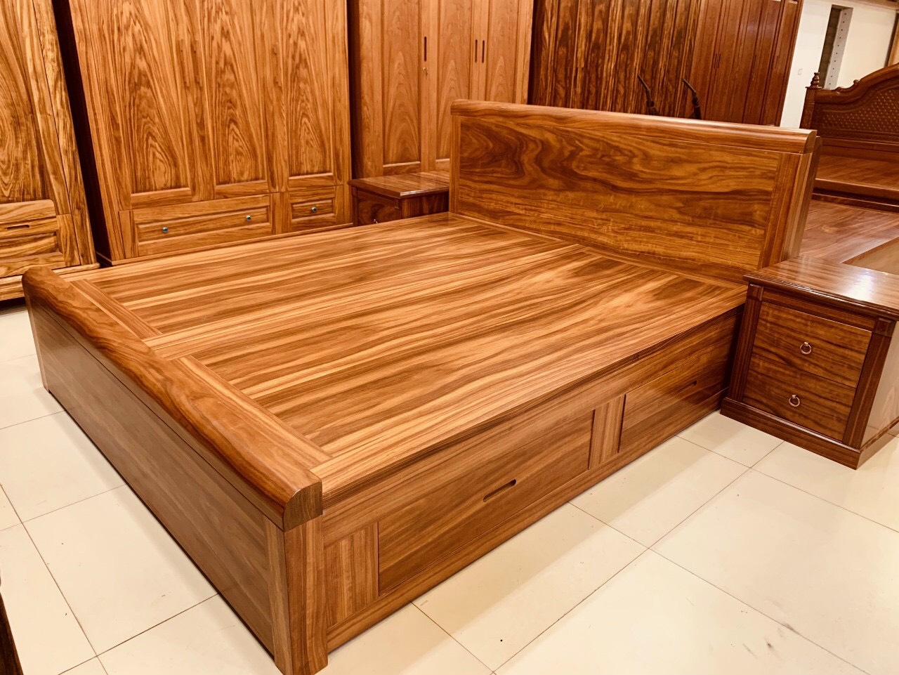 Giường gỗ cẩm G-GC02